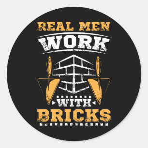 Echte mannen werken met bakstenen, metselaar ronde sticker