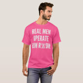 Echte Mannen werken met  Retro-radio T-shirt (Voorkant volledig)