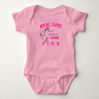 Echte Mannen zijn niet bang om roze Baby Bodysuit