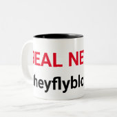 Echte nieuwsberichten op theyflyblog.com tweekleurige koffiemok (Voorkant links)