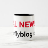 Echte nieuwsberichten op theyflyblog.com tweekleurige koffiemok (Center)