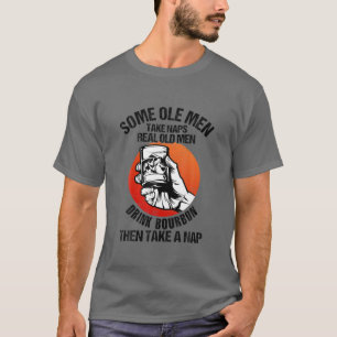 Echte oude Mannen Drink Bourbon en pak dan een sch T-shirt