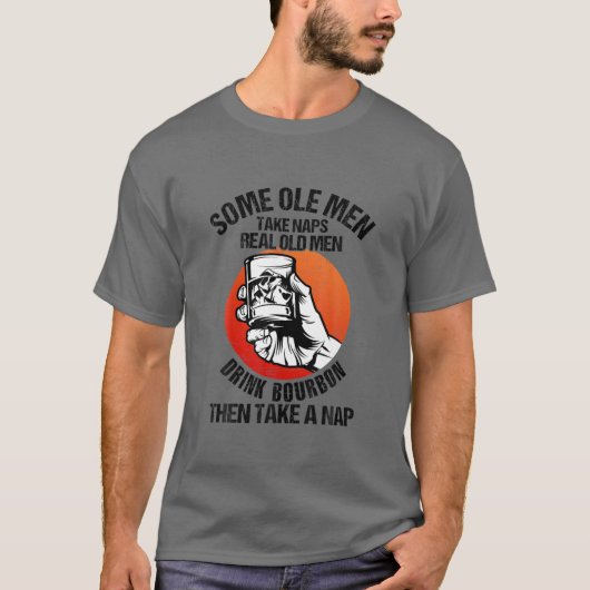 Echte oude Mannen Drink Bourbon en pak dan een sch T-shirt (Voorkant)