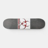Echte rauwe koolstof, getextureerd biogevaarsymboo skateboard (Horizontaal)