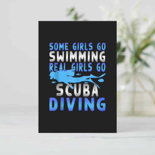 Echte scuba-duikende meisjes die door sommigen zwe informatiekaartje (Staand voorkant)