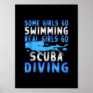 Echte scuba-duikende meisjes die door sommigen zwe poster