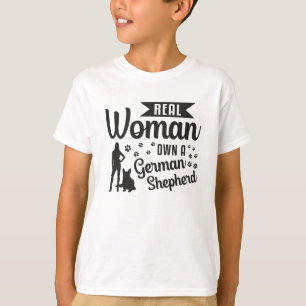 Echte vrouw bezitten een Duitse herder hond honden T-shirt