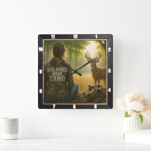 Echte vrouwen Camo Huntress Forest Vierkante Klok