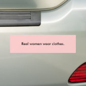 Echte vrouwen draag kleren. bumpersticker (Op auto)