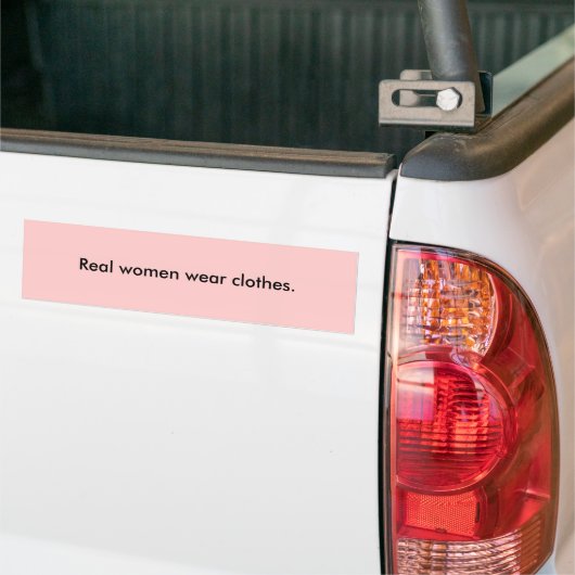 Echte vrouwen draag kleren. bumpersticker (Op Truck)