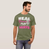 Echte vrouwen spelen Darts Premium T-shirt (Voorkant volledig)