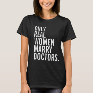 Echte vrouwen trouwen met artsen t-shirt