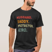 Echtgenoot Daddy Protector Hero Vaderdag Papa T-shirt (Voorkant)