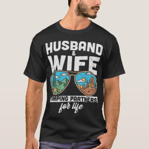 Echtgenoot en echtgenote Camping Partners voor het T-shirt
