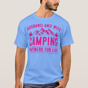 Echtgenoot en echtgenote Camping Partners voor het T-shirt