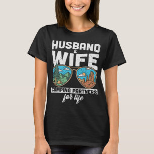 Echtgenoot en echtgenote Camping Partners voor het T-shirt