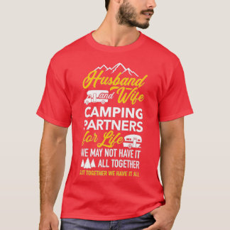 Echtgenoot en echtgenote die kamperen voor het lev t-shirt