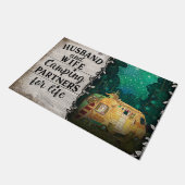 Echtgenoot en echtgenote kampeerpartners voor het deurmat (Schuin)