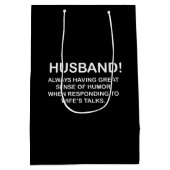 Echtgenoot Hubby Quote Grappige echtgenoot Medium Cadeauzakje (Achterkant)