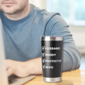 Echtgenoot, pappa, beschermer, held Geschenk Zwart Geïsoleerde Drinkbeker