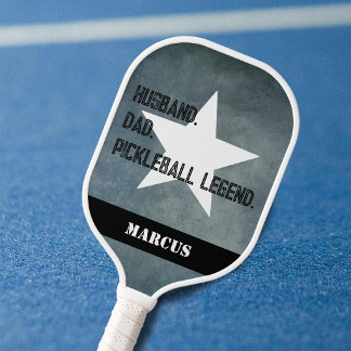 Echtgenoot. Vader. Pickelball-legende. Voeg je naa Pickleball Paddle