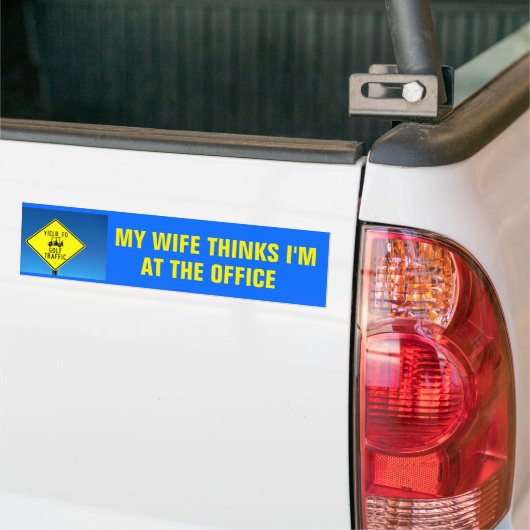Echtgenote denkt dat ik (blanco invullen) -Golf Ca Bumpersticker (Op Truck)