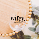 ECHTGENOTE | Gepersonaliseerde naam Passen getrouw Wijnglas Zonder Voet<br><div class="desc">Vier de nieuwe Mrs met dit schattige tekst gebaseerde huwelijksreis ontwerp met "wifey" in zwarte letters met een klein hart illustratie. Personaliseer met haar naam eronder in handgeschreven stijl script. Bijpassende "hubby" wordt apart verkocht.</div>