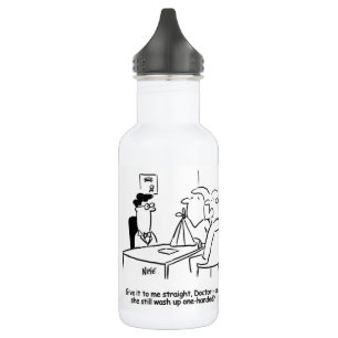 Echtgenote heeft een gebroken arm in een Sling Sta Waterfles