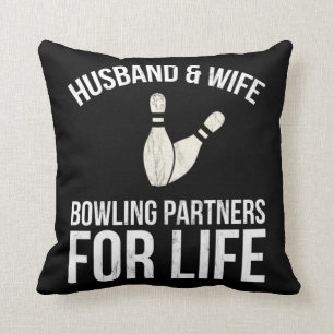 Echtgenoten en echtgenotes bowlingpartners voor he kussen