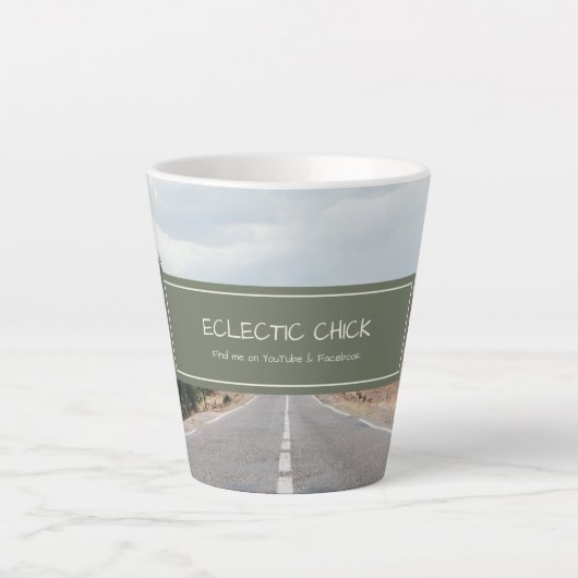 Eclectic Chick Zoek me op YouTube en Facebook Logo Latte Mok (Voorkant)