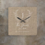 Edelegante familie Rustische boerderij, monogramme Vierkante Klok<br><div class="desc">Gepersonaliseerd  klassiek wit monogram,  naam,  en vastgesteld jaar kisch lichtbruin beige en witte rustige landschapsplek.       Een modern keepascadeau voor bruiloften,  verjaardagen,  woonwoningen,  Thanksgiving,  Kerstmis of andere gelegenheden.</div>