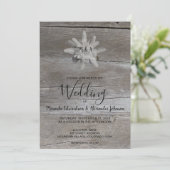 Edelweiss op rustiek houten monogram land Bruiloft Kaart (Staand voorkant)