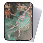 Edgar Degas - Dancer zwaaien/danser in groen Laptop Sleeve<br><div class="desc">Dancer/Dancer in Green (Danseuses basculant/Danseuses vertes) - Edgar Degas,  Pastel en Gouache op papier,  1877-1879</div>