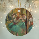 Edgar Degas Dancers Pink en Green Impressionist Keramisch Ornament<br><div class="desc">Prachtige  kunst van de beroemde schilder Edgar Degas,  een van mijn favoriete impressionistische kunstenaars. Het bevat een groep  ballerina's in een groene tutus met roze topjes voordat ze gaan dansen. Geweldig balletdansergeschenk.</div>