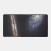 Edge-On Galaxy NGC 4302 & gekantelde Galaxy NGC 42 Bureaumat (Voorkant)