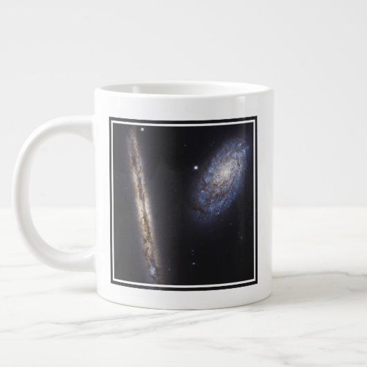 Edge-On Galaxy NGC 4302 & gekantelde Galaxy NGC 42 Grote Koffiekop (Links)