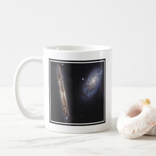 Edge-On Galaxy NGC 4302 & gekantelde Galaxy NGC 42 Koffiemok (Met donut)