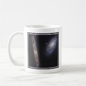 Edge-On Galaxy NGC 4302 & gekantelde Galaxy NGC 42 Koffiemok (Links)