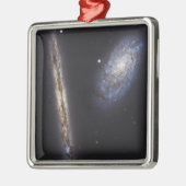 Edge-On Galaxy NGC 4302 & gekantelde Galaxy NGC 42 Metalen Ornament (Links)
