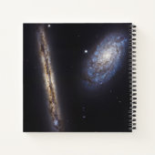 Edge-On Galaxy NGC 4302 & gekantelde Galaxy NGC 42 Notitieboek (Achterkant)