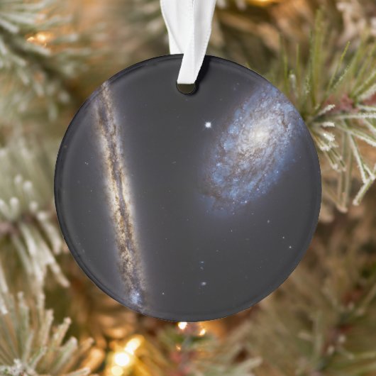 Edge-On Galaxy NGC 4302 & gekantelde Galaxy NGC 42 Ornament (Boom)