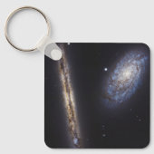 Edge-On Galaxy NGC 4302 & gekantelde Galaxy NGC 42 Sleutelhanger (Voorkant)