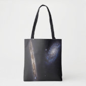 Edge-On Galaxy NGC 4302 & gekantelde Galaxy NGC 42 Tote Bag (Voorkant)