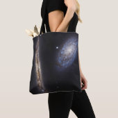 Edge-On Galaxy NGC 4302 & gekantelde Galaxy NGC 42 Tote Bag (Dichtbij)