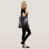 Edge-On Galaxy NGC 4302 & gekantelde Galaxy NGC 42 Tote Bag (Op model)