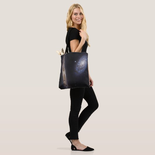 Edge-On Galaxy NGC 4302 & gekantelde Galaxy NGC 42 Tote Bag (Op model)