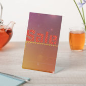 Edgy and Funky Sale Sign. met Flashy and Vibrant Reclamebord Met Voetstuk (Insitu)