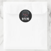 Edgy 'Bite Me' Gothic Roos Design Ronde Sticker (Tas)