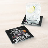 Edgy Halloween Skeleton Riding Skateboard: Monochr Glazen Onderzetter (Schuin)