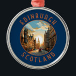 Edinburgh Schotland Retro Distress Circle Metalen Ornament<br><div class="desc">Edinburgh retro vector reisontwerp. Edinburgh is de compacte,  heuvelachtige hoofdstad van Schotland. Het heeft een middeleeuwse oude stad en een elegante Georgische nieuwe stad met tuinen en neoklassieke gebouwen.</div>